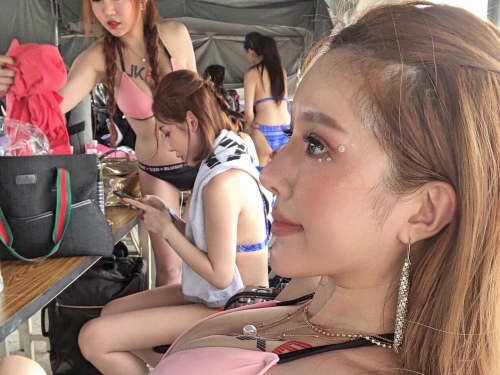 性感小妖精「雲嫣」路邊滑手機快把奶滑出來　白嫩美乳太誘惑