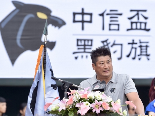 黑豹旗》史上最狂致詞 辜仲諒：唱國歌不站好，有什麼資格打球?