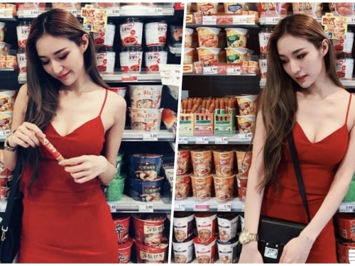 超市爆乳正妹「惹火度爆表」！火紅低胸美乳讓其他客人都暈了！