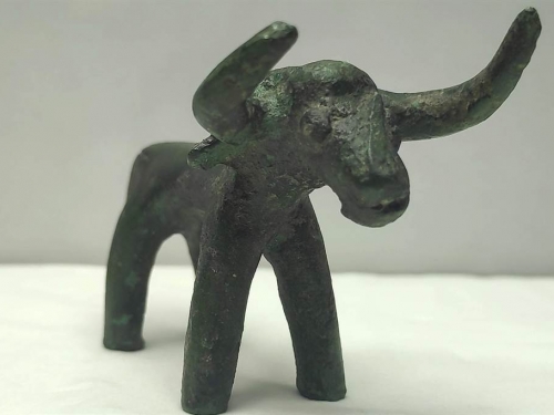 暴雨沖出神秘金屬 見3000年前小牛 考古學家驚：宙斯祭品