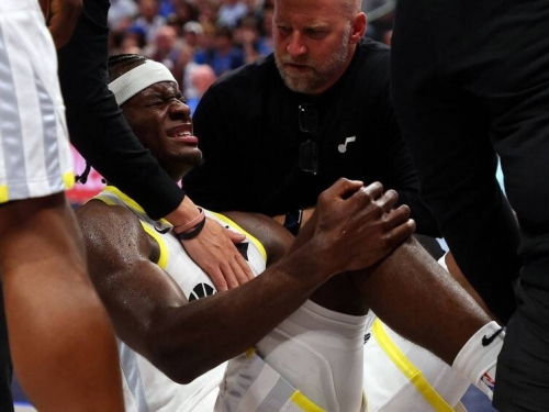 NBA》太可怕了！爵士20歲前鋒場上滑倒 右腿骨折變形
