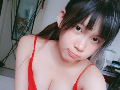 超巨乳「地方媽媽」生完奶更脹　裸體圍裙也擋不住衝出來的乳量！