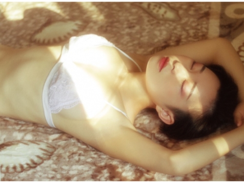 私藏的「房間女孩」！青春胴體配上透膚蕾絲，就是少女最致命的武器！