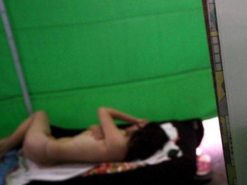 嚇死！男早早就寢 醒來驚見年輕「陌生裸女」房中沈睡