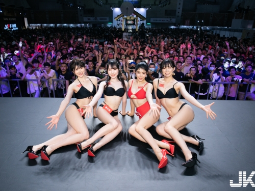 最狂乳牛女優「惠理」挺G奶辣翻TRE！邊「爆乳打氣」邊抱粉絲臉來貼奶！