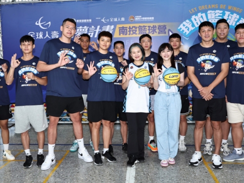 籃球》史魯齊響應全球人壽公益活動 回南投家鄉教導學童