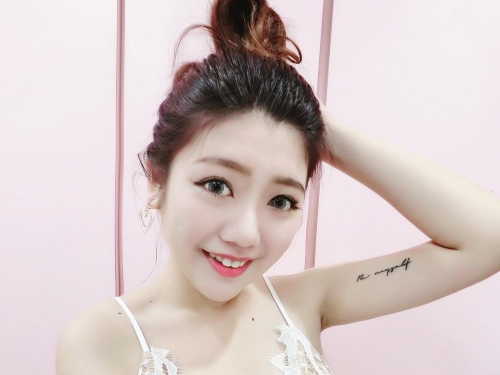 週末喝酒遇到「美乳正妹」長輩出來見人！俯瞰「上帝視角」畫面超級養眼…