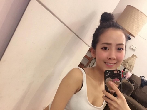 「堅挺長輩」最高標準！美乳正妹「火辣獻身」，惹火曲線讓粉絲激動了！