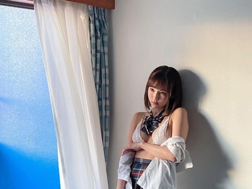 熱騰騰的F奶！日本最美牙醫「西原愛夏」最新寫真曝光，艷陽下豐滿雪乳奪人眼球