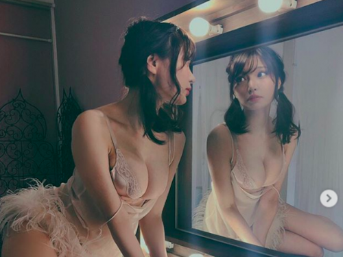 天冷賞楓也要穿超辣！正妹白嫩美乳外露，誘人深溝讓遊客狂噴鼻血！