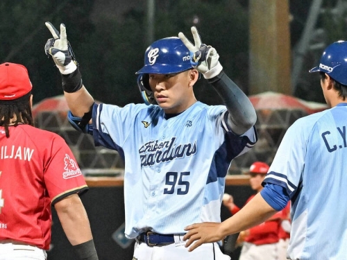 中職》周佳樂「代點」、戴培峰關鍵一擊！富邦悍將擊敗味全奪3連勝