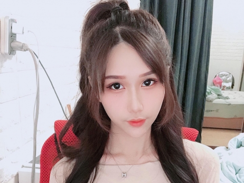 這褲即是真理！甜美正妹「貝兒 Belle」穿真理褲上街　微笑線若隱若現