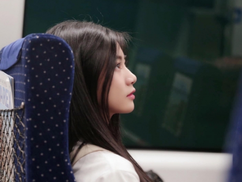火車驚見「超級美少女」　側面、正面都仙氣十足讓人秒戀愛