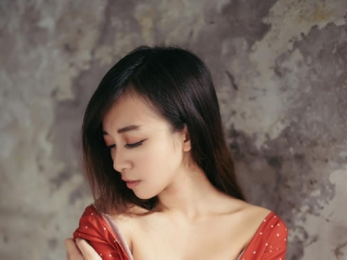 粉絲投稿！「性感小妖精」糖果身材性感又笑容甜美，難怪大家都愛吃甜