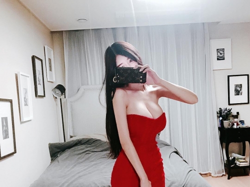 長輩來拜年！妹子包臀窄裙「深邃乳溝」渾圓巨乳好喜氣！畫面太火辣啦！