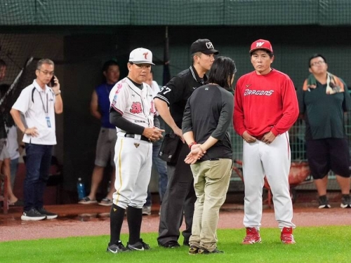 中職》冒雨戰到5局下2出局「被接受」輸球 葉總賽後不服有理