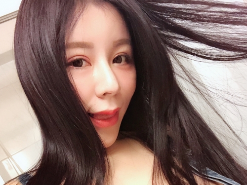 遛狗都不穿內衣！巨乳正妹「放任奶奶」出來透氣　一彎腰差點掉出來！