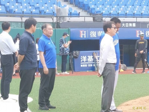 中職》主場拚止敗賽前 富邦董事長蔡明忠現身球場精神喊話