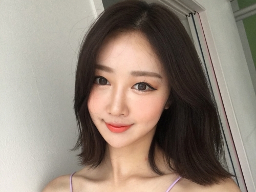 捕獲天菜！戀愛系正妹「鏤空睡衣」大露春光…逆天長腿若隱若現太銷魂！