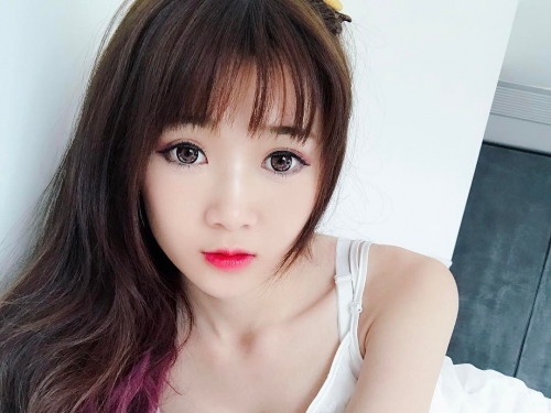「終極背殺」大露比基尼美臀！微笑曲線逼死人，轉過來也是「乳量飽滿」！
