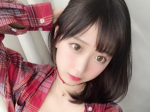 最強童顏妹子「Yami」出國就大解放！換上比基尼露出兩個大白兔