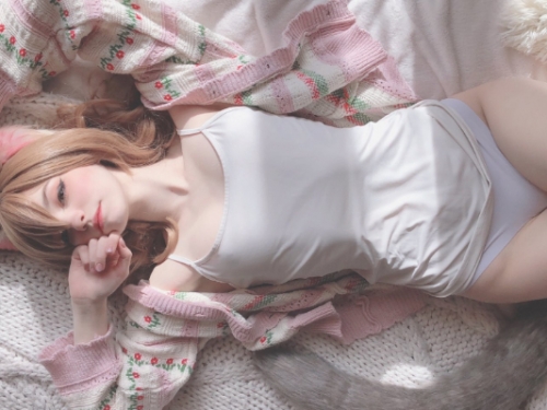 俄羅斯正妹Coser清純又帶風騷色氣　可甜可慾的氣息讓人衝動難忍想撲倒