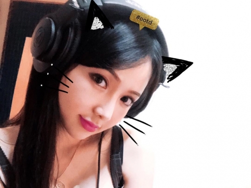甜美「正妹護理師」溫柔幫打針！脫下制服原來是隱乳　奶量滿滿好性感...