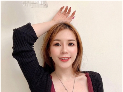 一秒帶回家！「E 級小隻馬」吉寶狂曬雪白美胸　IG 公開竟向網友求收養？