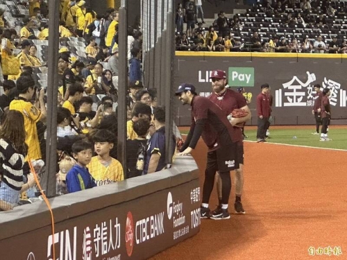 台灣大賽》魔神樂G1勝投後簽名超過20分鐘 象迷好開心