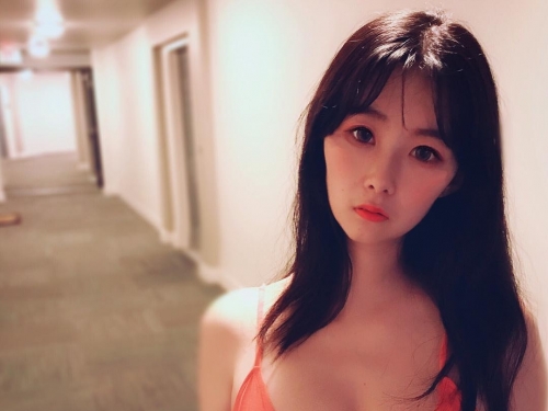 秘密小天地！「豐臀巨乳妹」尺度沒有極限　浸濕上衣透出邪惡！
