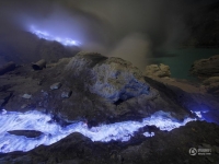 印尼火山噴發藍色岩漿如地獄之火科幻大片