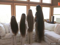 媽媽和3個女兒站一排秀長髮。現在看看她們轉身的那一瞬間吧！