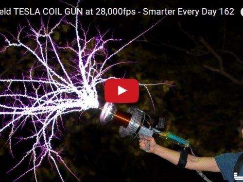 這把就是能夠射出超猛閃電的「電動能源槍」，28000幀率下的展示狂到好不真實啊！