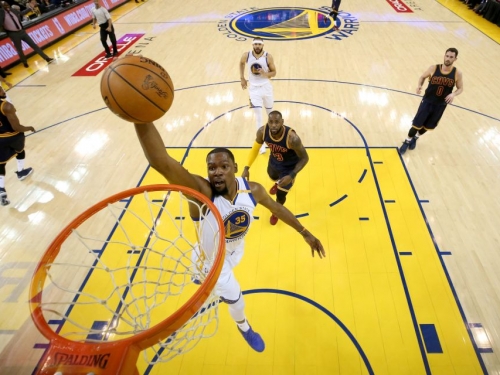 [中場快報] 頂尖小前鋒大戰！ KD狂轟23分、詹皇雙十爆發 勇士暫時領先8分