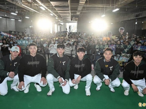 中職》12強冠軍效應！近千人參加台鋼簽名會 單日商品銷售破季前紀錄