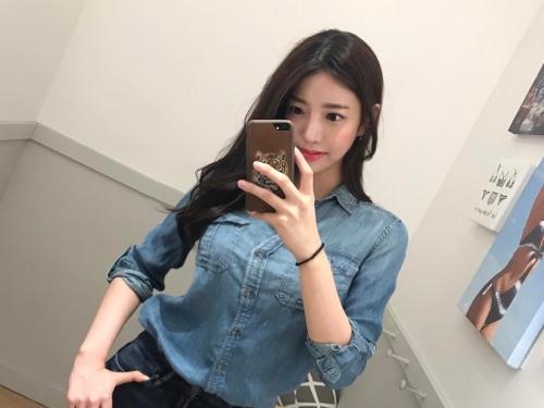 氣質美女超短褲大秀「逆天長腿」，加碼放送「嫩白蟻腰」，讓人好上火！