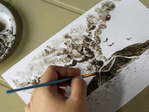 火山爆發煙塵覆蓋城鎮 菲國藝術家用火山灰作畫