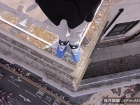 超大膽「跑酷」攝影師　不怕死站懸崖邊緣拍美照