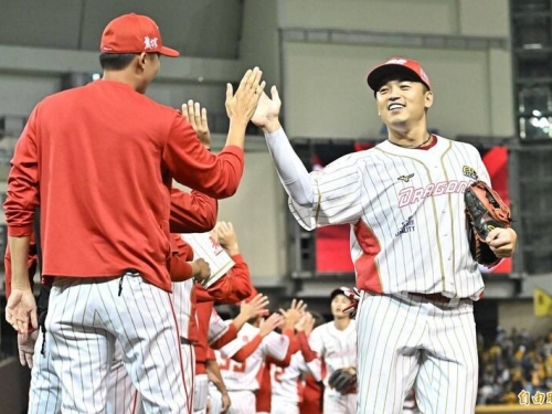 中職》差三壘安完全打擊 朱育賢：要天時、地利，外野手還要扭到腳