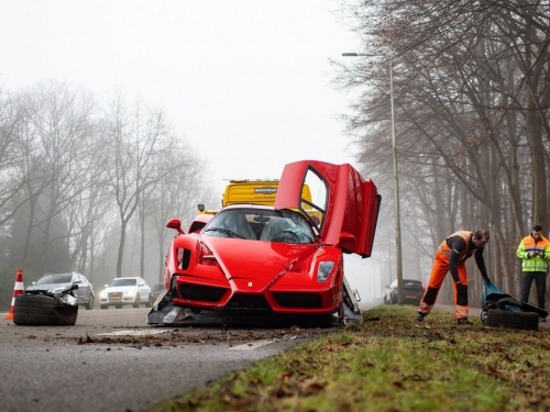 哭啊！荷蘭這輛 Enzo 撞到連法拉利之父都認不出來了，而且還是技師撞爛店內的車...