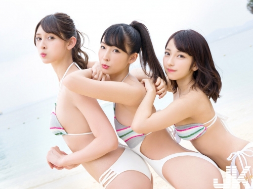 爆乳寫真妹共組「巨乳人形蜈蚣」乳瞪鏡頭超狂妄　鄉民爽喊：可以一起插嗎？