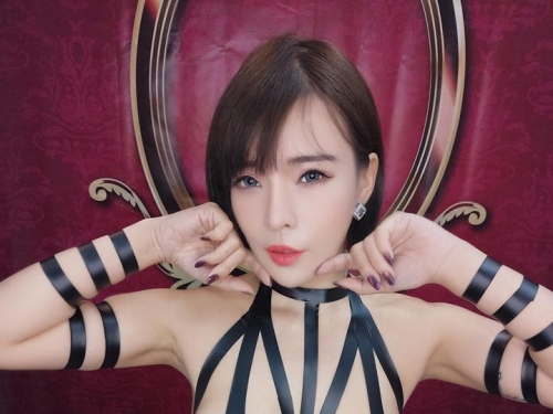 超狂「水滴RU」黑膠女郎，超完美巨乳+S曲線：看了血液到流了！