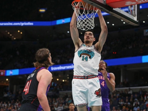 NBA》上季入選新秀第一隊 灰熊中鋒周志豪休賽季練球扭傷將缺席開季