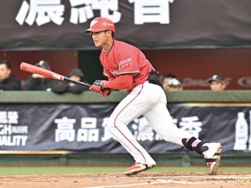 中職》經典賽國手1.2局遭KO 味全大物生涯首安出爐