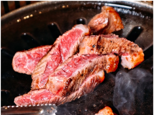 搶攻燒肉戰區！「新村站著吃烤肉」台中店開幕　爆汁牛勒條、鹹香橫隔膜一吃上癮！