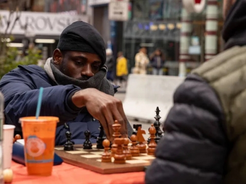 連續下棋60小時！ 國際象棋冠軍於時代廣場打破金氏世界紀錄