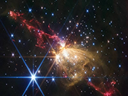 韋伯望遠鏡意外拍到8光年長「宇宙光劍」！解開30年恆星誕生之謎