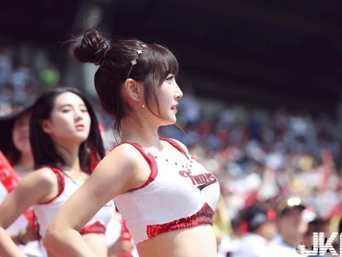 啦啦正妹窄裙大秀「嫩白美腿」，奶力四射晃不停！看台觀眾嗨翻了！