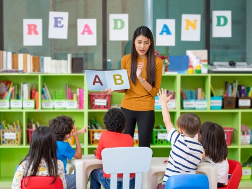 幼稚園老師熱舞15秒挨轟！家長見胸部狂抖 兩派人戰翻