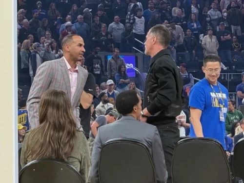 NBA》Pelinka、Harrison世紀交易後再度同框！在勇士主場簡短對話